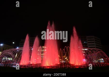 Athènes, Grèce. 1er décembre 2020. Célébration de la Journée mondiale du SIDA le 1er décembre 2020 avec le thème "solidarité mondiale, responsabilité commune" dans la fontaine de la place Omonoia de couleur rouge. (Photo par Dimitrios Karvountzis/Pacific Press) crédit: Pacific Press Media production Corp./Alay Live News Banque D'Images