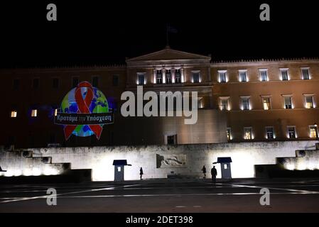 Athènes, Grèce. 1er décembre 2020. Célébration de la Journée mondiale du SIDA le 1er décembre 2020 avec le thème "solidarité mondiale, responsabilité commune" dans la construction du Parlement hellénique avec le message "nous tenons la promesse". (Photo par Dimitrios Karvountzis/Pacific Press) crédit: Pacific Press Media production Corp./Alay Live News Banque D'Images