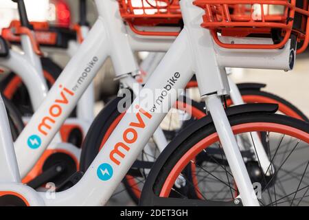 Madrid, Espagne - 26 septembre 2020 : vélos électriques Movi de la société MOBIKE, garés près de la rue O'Donell. Service de transport urbain. Banque D'Images