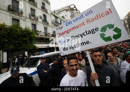 Manifestants algériens lors d'une manifestation antigouvernementale au centre de la capitale Alger le 22 novembre 2019, le 40ème vendredi des manifestations. Les autorités ont arrêté plus de 80 personnes lors d'une manifestation nocturne dans la capitale algérienne, a déclaré vendredi un groupe de défense des droits des prisonniers. Les manifestants protestent contre l'élection présidentielle du mois prochain, qui selon eux vise à cimenter au pouvoir une élite politique liée à l'ancien président Abdelaziz Bouteflika, qui a quitté ses fonctions en avril après la pression populaire. Photo de Louiza Ammi/ABACAPRESS.COM Banque D'Images