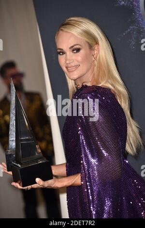 Carrie Underwood pose dans la salle de presse avec les prix de l'album favori - Country et de l'artiste favori - Country lors des American Music Awards 2019 au Microsoft Theatre le 24 novembre 2019 à Los Angeles, CA, USA. Photo de Lionel Hahn/ABACAPRESS.COM Banque D'Images