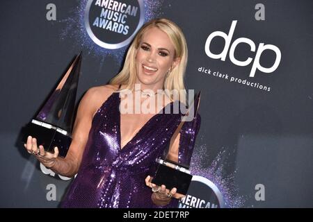 Carrie Underwood pose dans la salle de presse avec les prix de l'album favori - Country et de l'artiste favori - Country lors des American Music Awards 2019 au Microsoft Theatre le 24 novembre 2019 à Los Angeles, CA, USA. Photo de Lionel Hahn/ABACAPRESS.COM Banque D'Images