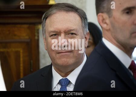 Le secrétaire D’État AMÉRICAIN Mike Pompeo se trouve dans le Bureau ovale lors de la réunion du président américain Donald J. Trump et du Premier ministre bulgare Boyko Borisov, à la Maison Blanche à Washington, DC, Etats-Unis, du 25 au 22 novembre 2019. Trump accueille Borisov pour discuter de la sécurité entre les alliés de l'OTAN et de la stabilité dans la région de la mer Noire. Photo de Michael Reynolds/Pool/ABACAPRESS.COM Banque D'Images