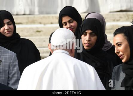 Le pape François rencontre des femmes d'une délégation des Émirats arabes Unis lors de l'audience générale hebdomadaire sur la place Saint-Pierre au Vatican, le 27 novembre 2019. Photo: Eric Vandeville/ABACAPRESS.COM Banque D'Images