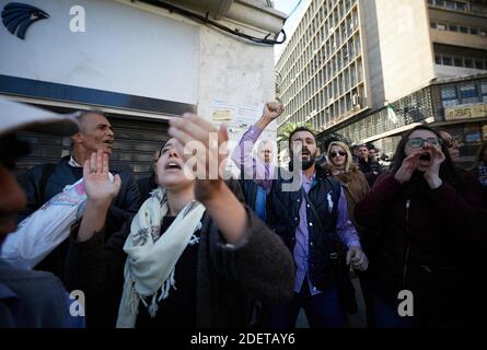 Manifestation pour la libération des détenus du mouvement populaire Hirak depuis février 22. Des ballons blancs et rouges verts de la couleur du drapeau algérien ont été relâchés par les manifestants. Alger, Algérie, le 28 novembre 2019. Photo de Louiza Ammi/ABACAPRESS.COM Banque D'Images