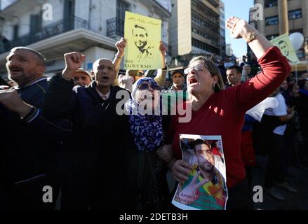 Manifestation pour la libération des détenus du mouvement populaire Hirak depuis février 22. Des ballons blancs et rouges verts de la couleur du drapeau algérien ont été relâchés par les manifestants. Alger, Algérie, le 28 novembre 2019. Photo de Louiza Ammi/ABACAPRESS.COM Banque D'Images