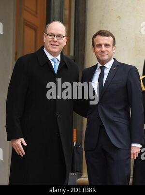 Le Président Emmanuel Macron salue le Prince Albert II de Monaco avant leur rencontre au Palais de l'Elysée à Paris, en France, le 29 novembre 2019. Photo de Christian Liewig/ABACAPRESS.COM Banque D'Images