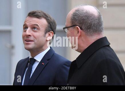 Le Président Emmanuel Macron salue le Prince Albert II de Monaco avant leur rencontre au Palais de l'Elysée à Paris, en France, le 29 novembre 2019. Photo de Christian Liewig/ABACAPRESS.COM Banque D'Images