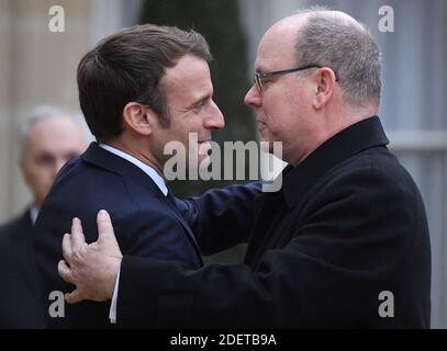 Le Président Emmanuel Macron salue le Prince Albert II de Monaco avant leur rencontre au Palais de l'Elysée à Paris, en France, le 29 novembre 2019. Photo de Christian Liewig/ABACAPRESS.COM Banque D'Images