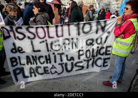 Le peuple marche en hommage à feu Zineb Redouane à Marseille, France, le 30 novembre 2019. Zineb Redouane est morte à l'âge de 80 ans en décembre 2018 après avoir été frappé par une grenade à gaz lacrymogène de la police, alors qu'elle observait depuis son balcon une marche de gilets jaunes (gilets jaunes). Photo de Denis Taust/avenir photos/ABACAPRESS.COM Banque D'Images