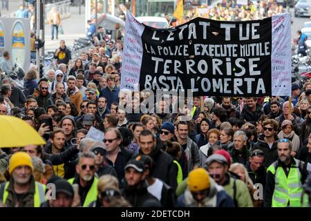 Le peuple marche en hommage à feu Zineb Redouane à Marseille, France, le 30 novembre 2019. Zineb Redouane est morte à l'âge de 80 ans en décembre 2018 après avoir été frappé par une grenade à gaz lacrymogène de la police, alors qu'elle observait depuis son balcon une marche de gilets jaunes (gilets jaunes). Photo de Denis Taust/avenir photos/ABACAPRESS.COM Banque D'Images