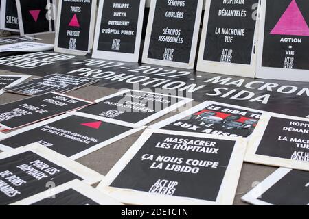 Les militants d'ACT Up-Paris se réunissent à la place de la République pour la Journée mondiale contre le sida à Paris, France. 1er décembre 2019. Photo de Danielle Aspas/ABACAPRESS.COM Banque D'Images