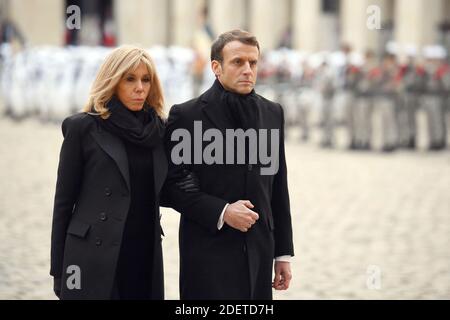 Emmanuel Macron et Brigitte Macron assistent à une cérémonie d'hommage le 2 décembre 2019 au monument des Invalides, à Paris, pour les 13 soldats français tués au Mali. Lors de ses plus grands funérailles militaires depuis des décennies, la France honore 13 soldats tués lors de la collision de leurs hélicoptères au-dessus du Mali pendant une mission. Photo de Jacques Witt/Pool/ABACAPRESS.COM Banque D'Images