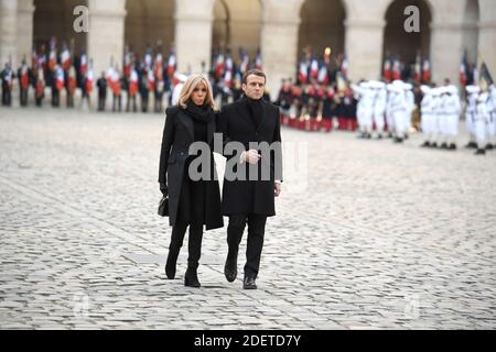 Emmanuel Macron et Brigitte Macron assistent à une cérémonie d'hommage le 2 décembre 2019 au monument des Invalides, à Paris, pour les 13 soldats français tués au Mali. Lors de ses plus grands funérailles militaires depuis des décennies, la France honore 13 soldats tués lors de la collision de leurs hélicoptères au-dessus du Mali pendant une mission. Photo de Jacques Witt/Pool/ABACAPRESS.COM Banque D'Images