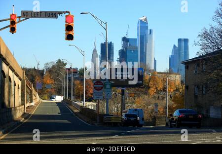 Feu de circulation au-dessus d'une intersection par la bretelle de route 495 à Weehawken avec Empire State Building et Hudson yards Complexe à distance.New Jersey.USA Banque D'Images
