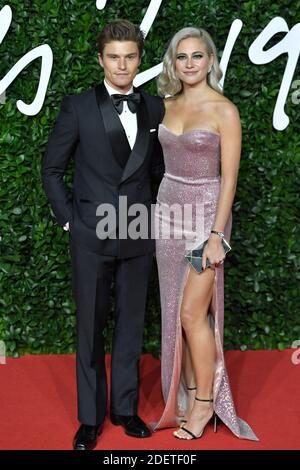 Pixie Lott et Oliver Cheshire assistent aux Fashion Awards 2019 au Royal Albert Hall de Londres, en Angleterre, le 02 décembre 2019. Photo d'Aurore Marechal/ABACAPRESS.COM Banque D'Images