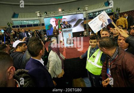 Les partisans du candidat présidentiel algérien Azzedine Mihoubi assistent à un rassemblement pour lui à l'arène de la Coupole dans la capitale Alger, Algérie, le 4 décembre 2019. Photo par Ammi Louiza/ABACAPRESS.COM Banque D'Images