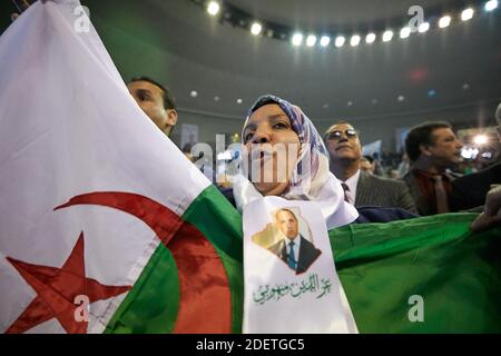 Les partisans du candidat présidentiel algérien Azzedine Mihoubi assistent à un rassemblement pour lui à l'arène de la Coupole dans la capitale Alger, Algérie, le 4 décembre 2019. Photo par Ammi Louiza/ABACAPRESS.COM Banque D'Images