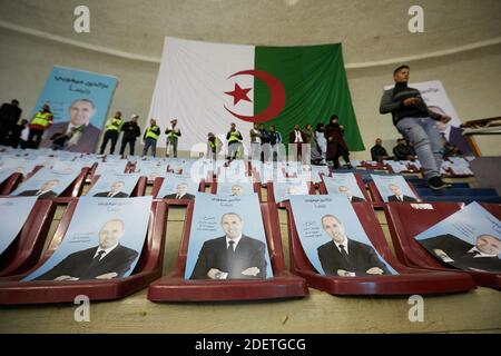 Les partisans du candidat présidentiel algérien Azzedine Mihoubi assistent à un rassemblement pour lui à l'arène de la Coupole dans la capitale Alger, Algérie, le 4 décembre 2019. Photo par Ammi Louiza/ABACAPRESS.COM Banque D'Images