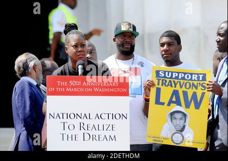 Photo du fichier - Sybrina Fulton et Tracy Martin, les parents de Trayvon Martin, assistent au 50e anniversaire de la marche sur Washington et au discours « I Have a Dream » de Martin Luther King, Jr. Sur le National Mall le 24 août 2013 à Washington, DC, USA. George Zimmerman a été acquitté dans la fusillade fatale de Trayvon Martin en 2012, mais selon une poursuite déposée mercredi en Floride, il croit qu'il y avait une conspiration pour l'encadrer et veut 100 millions de dollars en dommages-intérêts. Photo par Olivier Douliery/ABACAPRESS.COM Banque D'Images