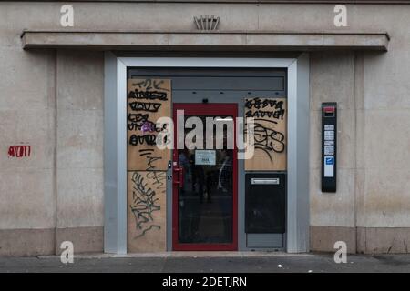 Les employés d'une banque regardent l'arrivée des manifestants avant la manifestation contre la réforme des retraites que le gouvernement français veut faire. Le 5 décembre a été un jour de grève et plusieurs manifestations ont eu lieu dans tout le territoire français. Paris, France, 5 décembre 2019. Banque D'Images