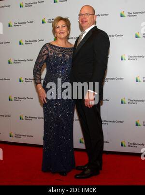 Deborah F. Rutter, présidente du John F. Kennedy Center for the Performing Arts, et son mari, Peter Ellefson arrivent pour le dîner officiel de l'artiste en l'honneur des récipiendaires de la 42e édition annuelle du Kennedy Center au Département d'État des États-Unis à Washington, D.C., le samedi 7 décembre 2019. Les 2019 lauréats sont : Earth, Wind & Fire, Sally Field, Linda Ronstadt, Sesame Street et Michael Tilson Thomas. Photo par Ron Sachs/Pool via CNP/ABACAPRESS.COM Banque D'Images