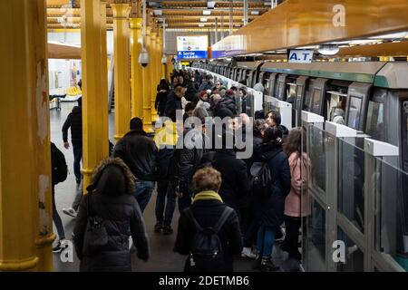 Des opérateurs du métro tente dans une lame de la ligne 1 à la gare de Lyon à Paris le 9 décembre au cinéma jour de la grève de la RATP. Les utilisateurs du métro peuvent prendre le train ligne 1 à la gare de Lyon à Paris le 9 décembre Le cinquième jour de la grève de la RATP. Paris, France, le 09 décembre 2019. Photo de Florent Bardos/ABACAPRESS.COM Banque D'Images