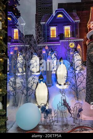 Le magasin phare de Saks Fifth Avenue affiche les fenêtres de Noël de la ville de New York « la façon dont nous célébrons », États-Unis Banque D'Images