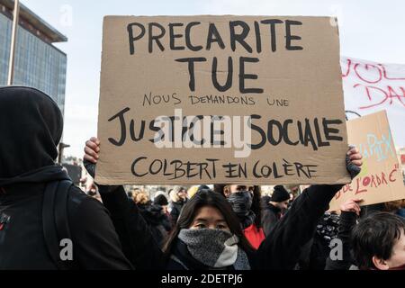 Une femme portant un signe indiquant que la précarité tue et demandant la justice sociale lors de la deuxième manifestation contre la réforme du système de retraite qui a rassemblé entre 31000 (police) et 180000 (syndicat) manifestant à Paris, un rallye inférieur à celui du premier jour, Des Invalides à la place Denfert Rochereau, Paris, France, 10 décembre 2019. Photo de Daniel Derajinski/ABACAPRESS.COM Banque D'Images