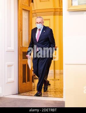 Le leader minoritaire du Sénat Chuck Schumer (D-NY) arrive pour une conférence de presse des sénateurs démocrates. Banque D'Images