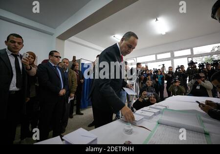 L'ancien ministre algérien de la culture, Azzedine Mihoubi, a voté lors de l'élection présidentielle du 12 décembre 2019 dans un bureau de vote à Alger, en Algérie. Cinq candidats se présentent à l'élection présidentielle algérienne pour remplacer le président algérien déchu Abdelaziz Bouteflika, a déclaré samedi l'autorité électorale du pays, dans le contexte de protestations généralisées contre le vote. Les anciens premiers ministres Ali Benfis et Abdelmadjid Tebboune sont considérés comme les favoris d'une élection opposée par le mouvement de protestation populaire qui, aux côtés de l'armée, a forcé Bouteflika à démissionner en avril après 20 ans au pouvoir. Photo Banque D'Images