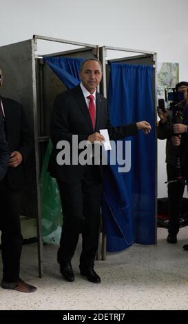 L'ancien ministre algérien de la culture, Azzedine Mihoubi, a voté lors de l'élection présidentielle du 12 décembre 2019 dans un bureau de vote à Alger, en Algérie. Cinq candidats se présentent à l'élection présidentielle algérienne pour remplacer le président algérien déchu Abdelaziz Bouteflika, a déclaré samedi l'autorité électorale du pays, dans le contexte de protestations généralisées contre le vote. Les anciens premiers ministres Ali Benfis et Abdelmadjid Tebboune sont considérés comme les favoris d'une élection opposée par le mouvement de protestation populaire qui, aux côtés de l'armée, a forcé Bouteflika à démissionner en avril après 20 ans au pouvoir. Photo Banque D'Images