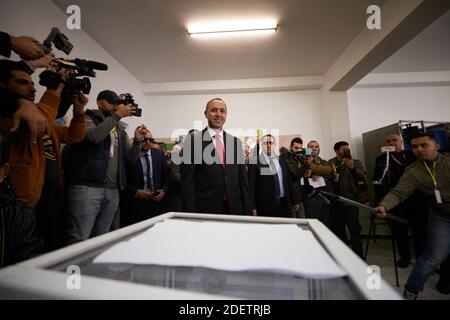 L'ancien ministre algérien de la culture, Azzedine Mihoubi, a voté lors de l'élection présidentielle du 12 décembre 2019 dans un bureau de vote à Alger, en Algérie. Cinq candidats se présentent à l'élection présidentielle algérienne pour remplacer le président algérien déchu Abdelaziz Bouteflika, a déclaré samedi l'autorité électorale du pays, dans le contexte de protestations généralisées contre le vote. Les anciens premiers ministres Ali Benfis et Abdelmadjid Tebboune sont considérés comme les favoris d'une élection opposée par le mouvement de protestation populaire qui, aux côtés de l'armée, a forcé Bouteflika à démissionner en avril après 20 ans au pouvoir. Photo Banque D'Images