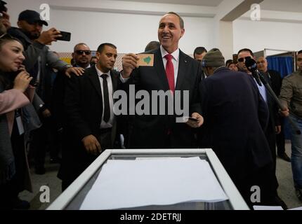 L'ancien ministre algérien de la culture, Azzedine Mihoubi, a voté lors de l'élection présidentielle du 12 décembre 2019 dans un bureau de vote à Alger, en Algérie. Cinq candidats se présentent à l'élection présidentielle algérienne pour remplacer le président algérien déchu Abdelaziz Bouteflika, a déclaré samedi l'autorité électorale du pays, dans le contexte de protestations généralisées contre le vote. Les anciens premiers ministres Ali Benfis et Abdelmadjid Tebboune sont considérés comme les favoris d'une élection opposée par le mouvement de protestation populaire qui, aux côtés de l'armée, a forcé Bouteflika à démissionner en avril après 20 ans au pouvoir. Photo Banque D'Images