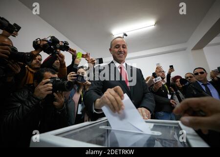 L'ancien ministre algérien de la culture, Azzedine Mihoubi, a voté lors de l'élection présidentielle du 12 décembre 2019 dans un bureau de vote à Alger, en Algérie. Cinq candidats se présentent à l'élection présidentielle algérienne pour remplacer le président algérien déchu Abdelaziz Bouteflika, a déclaré samedi l'autorité électorale du pays, dans le contexte de protestations généralisées contre le vote. Les anciens premiers ministres Ali Benfis et Abdelmadjid Tebboune sont considérés comme les favoris d'une élection opposée par le mouvement de protestation populaire qui, aux côtés de l'armée, a forcé Bouteflika à démissionner en avril après 20 ans au pouvoir. Photo Banque D'Images