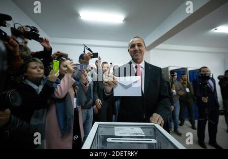 L'ancien ministre algérien de la culture, Azzedine Mihoubi, a voté lors de l'élection présidentielle du 12 décembre 2019 dans un bureau de vote à Alger, en Algérie. Cinq candidats se présentent à l'élection présidentielle algérienne pour remplacer le président algérien déchu Abdelaziz Bouteflika, a déclaré samedi l'autorité électorale du pays, dans le contexte de protestations généralisées contre le vote. Les anciens premiers ministres Ali Benfis et Abdelmadjid Tebboune sont considérés comme les favoris d'une élection opposée par le mouvement de protestation populaire qui, aux côtés de l'armée, a forcé Bouteflika à démissionner en avril après 20 ans au pouvoir. Photo Banque D'Images