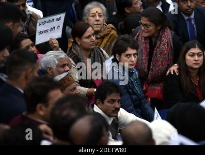 Priyanka Gandhi Vadra, Secrétaire général du Congrès, avec les chefs de parti et d'autres étapes a dharna en protestation contre la loi sur l'amendement de la citoyenneté (CAA) et le dimanche présumé répression policière dans la Jamia Millia Islamia, en Inde Date à New Delhi, le lundi 16 décembre 2019 . Photo d'Akash Anshuman/ABACAPRESS.COM Banque D'Images