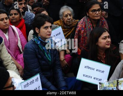 Priyanka Gandhi Vadra, Secrétaire général du Congrès, avec les chefs de parti et d'autres étapes a dharna en protestation contre la loi sur l'amendement de la citoyenneté (CAA) et le dimanche présumé répression policière dans la Jamia Millia Islamia, en Inde Date à New Delhi, le lundi 16 décembre 2019 . Photo d'Akash Anshuman/ABACAPRESS.COM Banque D'Images
