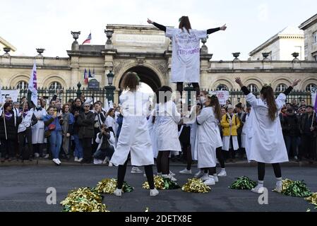 Les étudiants en médecine du groupe de meneur Bob'Atomic se réunissent à l'extérieur de l'hôpital Lariboisiere de Paris, France, le 17 décembre 2019, manifester en faveur d'un hôpital public afin d'exiger plus de ressources pour l'hôpital dans le cadre d'une troisième journée nationale de manifestations multisectorielles sur une refonte des retraites gouvernementales, le gouvernement ne montrant aucun signe qu'il va céder aux demandes syndicales d'abandonner le plan. Les syndicats sont en grève depuis décembre 5 dans leur plus grande démonstration de force depuis des années contre les plans pour un système de retraite unique. Photo de Patrice Pierrot/avenir photos/ABAC Banque D'Images