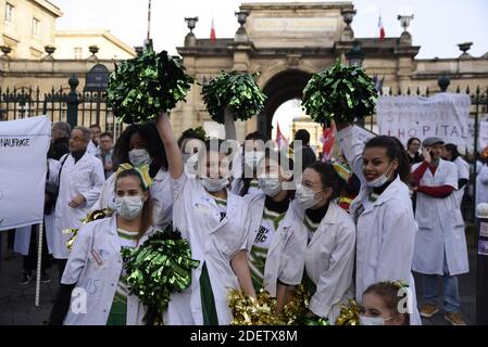 Les étudiants en médecine du groupe de meneur Bob'Atomic se réunissent à l'extérieur de l'hôpital Lariboisiere de Paris, France, le 17 décembre 2019, manifester en faveur d'un hôpital public afin d'exiger plus de ressources pour l'hôpital dans le cadre d'une troisième journée nationale de manifestations multisectorielles sur une refonte des retraites gouvernementales, le gouvernement ne montrant aucun signe qu'il va céder aux demandes syndicales d'abandonner le plan. Les syndicats sont en grève depuis décembre 5 dans leur plus grande démonstration de force depuis des années contre les plans pour un système de retraite unique. Photo de Patrice Pierrot/avenir photos/ABAC Banque D'Images