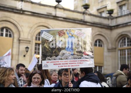 Les membres du personnel médical tiennent des écriteaux qui lisent « sauverons l'hôpital ensemble » et « frappent mes valeurs » lors d'un rassemblement à l'extérieur de l'hôpital Lariboisière à Paris, en France, le 17 décembre, 2019 manifester en faveur de l'hôpital public afin d'exiger plus de ressources pour l'hôpital dans le cadre d'une troisième journée nationale de manifestations multisectorielles sur une réforme des retraites gouvernementales, le gouvernement ne montrant aucun signe qu'il va céder aux demandes syndicales d'abandonner le plan. Les syndicats sont en grève depuis décembre 5 dans leur plus grande démonstration de force depuis des années contre les plans pour une seule pension Banque D'Images