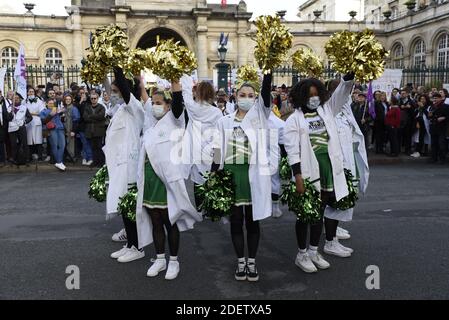 Les étudiants en médecine du groupe de meneur Bob'Atomic se réunissent à l'extérieur de l'hôpital Lariboisiere de Paris, France, le 17 décembre 2019, manifester en faveur d'un hôpital public afin d'exiger plus de ressources pour l'hôpital dans le cadre d'une troisième journée nationale de manifestations multisectorielles sur une refonte des retraites gouvernementales, le gouvernement ne montrant aucun signe qu'il va céder aux demandes syndicales d'abandonner le plan. Les syndicats sont en grève depuis décembre 5 dans leur plus grande démonstration de force depuis des années contre les plans pour un système de retraite unique. Photo de Patrice Pierrot/avenir photos/ABAC Banque D'Images