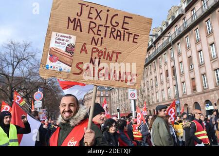 10,000 manifestants sont descendus dans les rues de Strasbourg, dans l'est de la France, le 17 décembre 2019, lors d'une grève en cours contre le projet du gouvernement français de réformer le système de retraite du pays. Le 18 décembre, le Premier ministre français rencontrera à nouveau des représentants syndicaux à Matignon, afin de tenter de trouver une issue à la crise, car les interruptions des transports publics menacent de se poursuivre pendant les fêtes. Photo de Nicolas Roses/ABACAPRESS.COM Banque D'Images