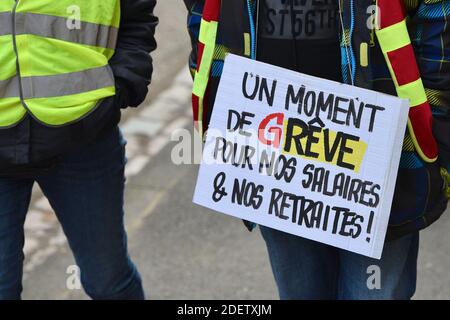 10,000 manifestants sont descendus dans les rues de Strasbourg, dans l'est de la France, le 17 décembre 2019, lors d'une grève en cours contre le projet du gouvernement français de réformer le système de retraite du pays. Le 18 décembre, le Premier ministre français rencontrera à nouveau des représentants syndicaux à Matignon, afin de tenter de trouver une issue à la crise, car les interruptions des transports publics menacent de se poursuivre pendant les fêtes. Photo de Nicolas Roses/ABACAPRESS.COM Banque D'Images