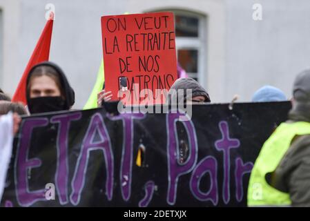 10,000 manifestants sont descendus dans les rues de Strasbourg, dans l'est de la France, le 17 décembre 2019, lors d'une grève en cours contre le projet du gouvernement français de réformer le système de retraite du pays. Le 18 décembre, le Premier ministre français rencontrera à nouveau des représentants syndicaux à Matignon, afin de tenter de trouver une issue à la crise, car les interruptions des transports publics menacent de se poursuivre pendant les fêtes. Photo de Nicolas Roses/ABACAPRESS.COM Banque D'Images