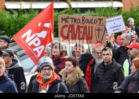 10,000 manifestants sont descendus dans les rues de Strasbourg, dans l'est de la France, le 17 décembre 2019, lors d'une grève en cours contre le projet du gouvernement français de réformer le système de retraite du pays. Le 18 décembre, le Premier ministre français rencontrera à nouveau des représentants syndicaux à Matignon, afin de tenter de trouver une issue à la crise, car les interruptions des transports publics menacent de se poursuivre pendant les fêtes. Photo de Nicolas Roses/ABACAPRESS.COM Banque D'Images