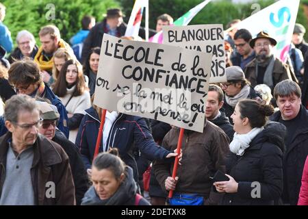 10,000 manifestants sont descendus dans les rues de Strasbourg, dans l'est de la France, le 17 décembre 2019, lors d'une grève en cours contre le projet du gouvernement français de réformer le système de retraite du pays. Le 18 décembre, le Premier ministre français rencontrera à nouveau des représentants syndicaux à Matignon, afin de tenter de trouver une issue à la crise, car les interruptions des transports publics menacent de se poursuivre pendant les fêtes. Photo de Nicolas Roses/ABACAPRESS.COM Banque D'Images