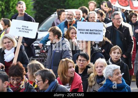 10,000 manifestants sont descendus dans les rues de Strasbourg, dans l'est de la France, le 17 décembre 2019, lors d'une grève en cours contre le projet du gouvernement français de réformer le système de retraite du pays. Le 18 décembre, le Premier ministre français rencontrera à nouveau des représentants syndicaux à Matignon, afin de tenter de trouver une issue à la crise, car les interruptions des transports publics menacent de se poursuivre pendant les fêtes. Photo de Nicolas Roses/ABACAPRESS.COM Banque D'Images