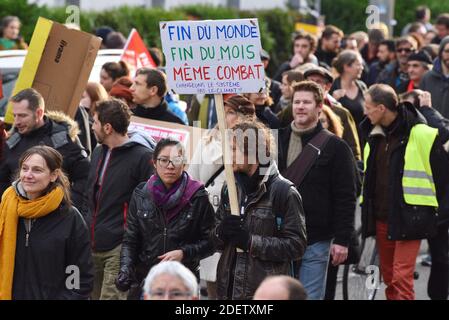 10,000 manifestants sont descendus dans les rues de Strasbourg, dans l'est de la France, le 17 décembre 2019, lors d'une grève en cours contre le projet du gouvernement français de réformer le système de retraite du pays. Le 18 décembre, le Premier ministre français rencontrera à nouveau des représentants syndicaux à Matignon, afin de tenter de trouver une issue à la crise, car les interruptions des transports publics menacent de se poursuivre pendant les fêtes. Photo de Nicolas Roses/ABACAPRESS.COM Banque D'Images