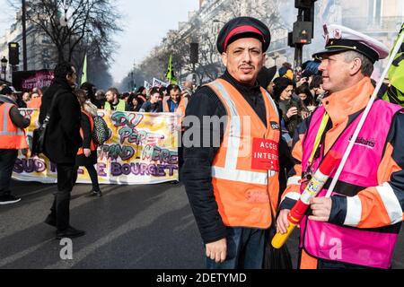 Deux manifestants des chemins de fer nationaux français (SNCF), lors d'une manifestation de grève en France, entrent dans leur troisième semaine avec de nouveaux syndicats qui rejoignent la grève et descendent dans la rue un jour crucial entre le gouvernement et les syndicats au sujet de la réforme des retraites à Paris, en France, le 17 décembre 2019. Photo de Daniel Derajinski/ABACAPRESS.COM Banque D'Images